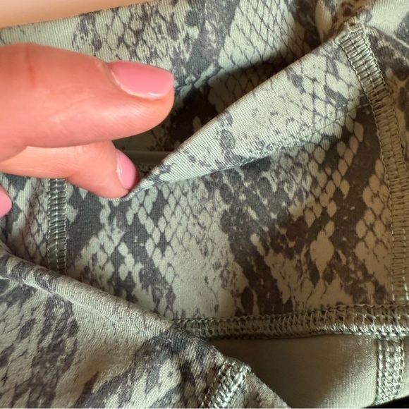 Fabletics | On the Go Powerhold High Waisted Green Snake Print Leggings | Sz S - Picture 8 of 8